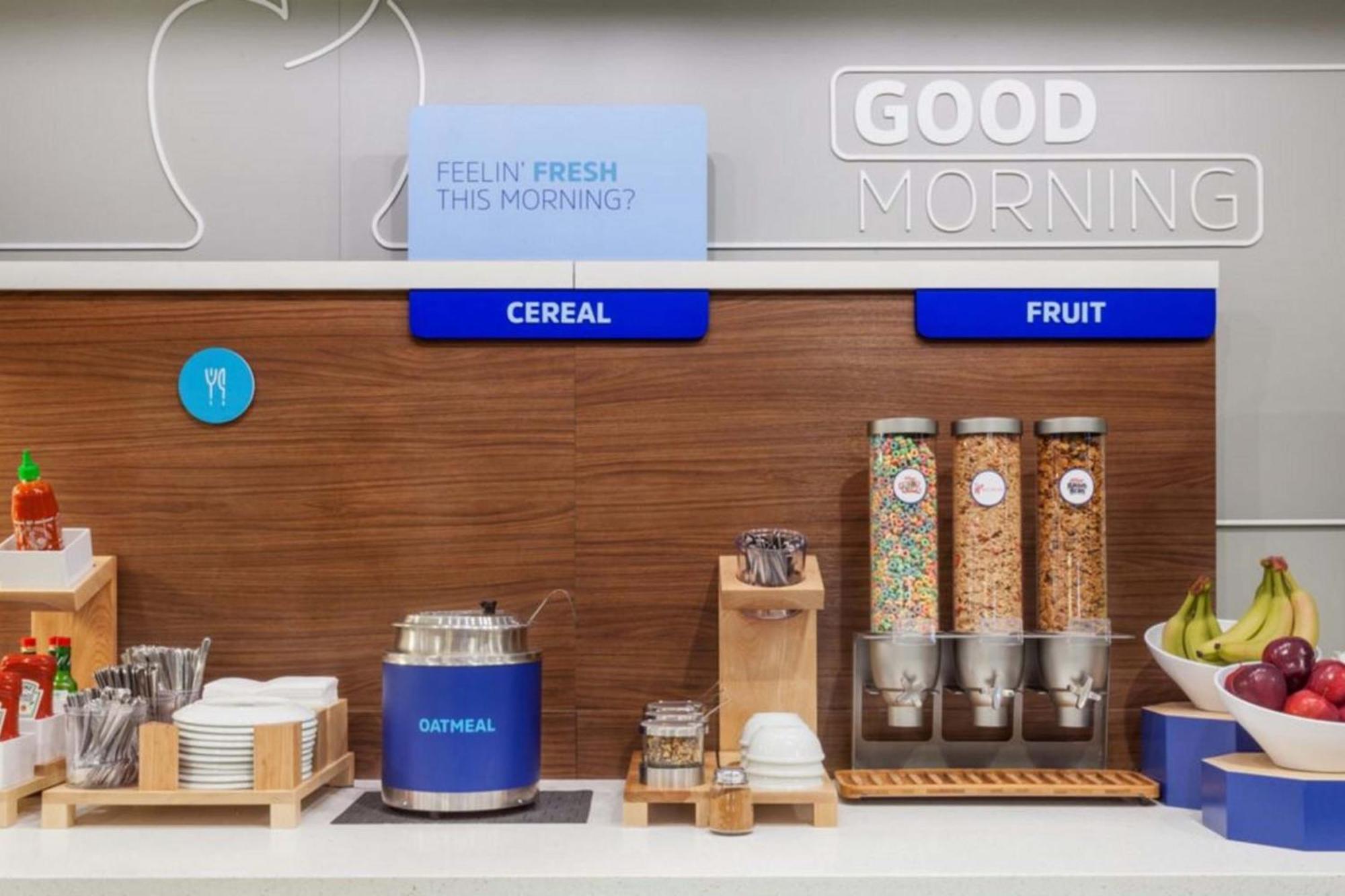 Express & Mississauga-toronto Southwest By Ihg Hotel