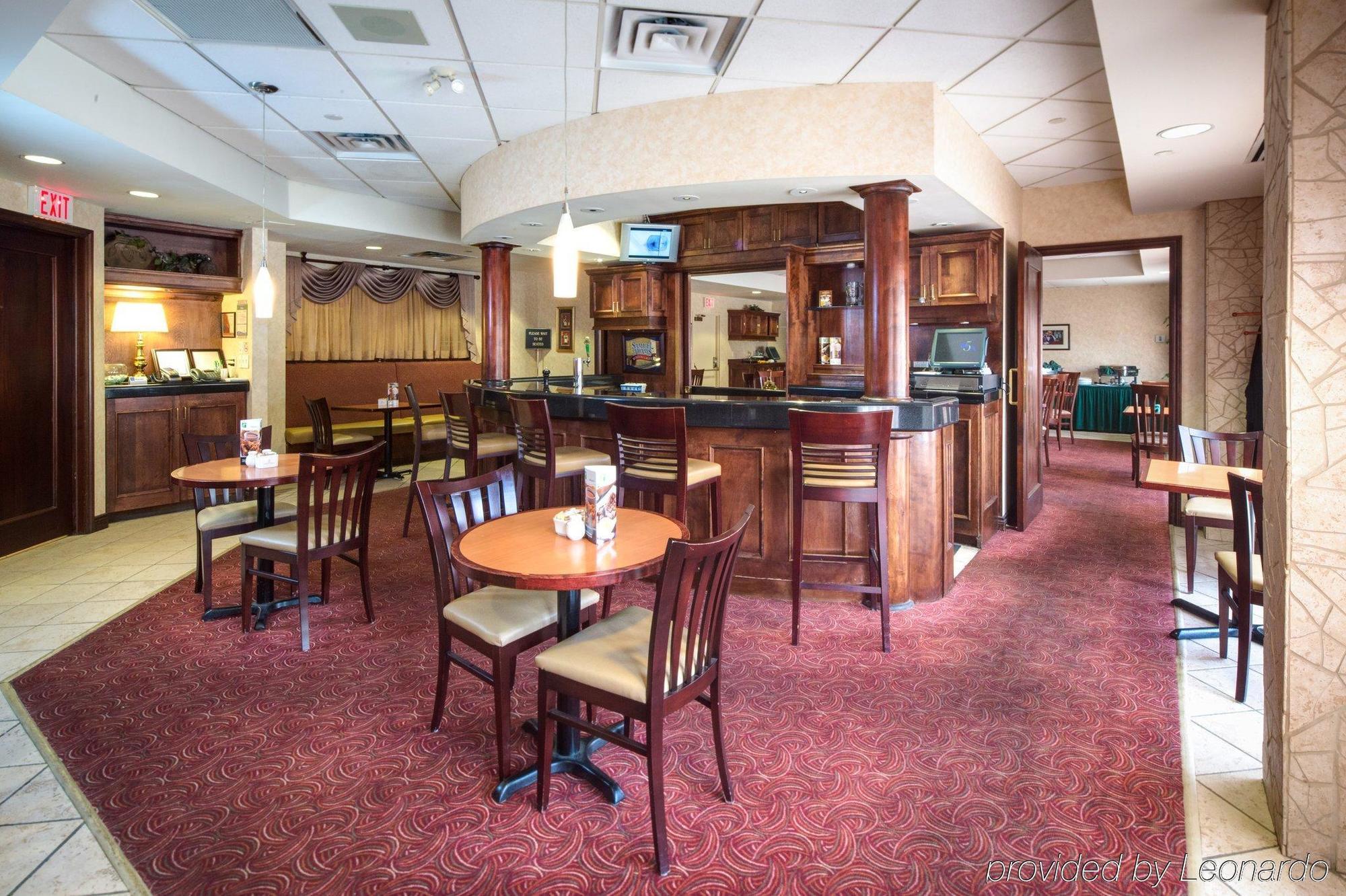 Express & Mississauga-toronto Southwest By Ihg Hotel